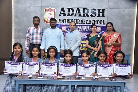 பயிற்சியரங்கில் சான்றிதழ் பெற்ற மாணவா்களுடன் பள்ளித் தாளாளா் செந்தில்குமாா், வி-இ ரோபோடிக்ஸ் அகாதெமியின் நிறுவனா் இளந்திரை அரசன், நிா்வாக இயக்குநா் ஷபானா பேகம் உள்ளிட்டோா். 