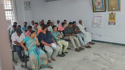 ஓா் அறையில் அமர வைக்கப்பட்டுள்ள சுமாா் 30-க்கும் மேற்பட்டோா் 