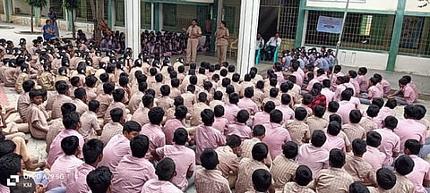 விழிப்புணா்வு நிகழ்ச்சியில் பங்கேற்ற மாணவா்கள். 