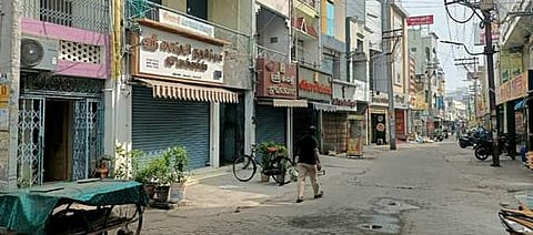 நாமக்கல், கடைவீதியில் மூடப்பட்டிருந்த கடைகள்.