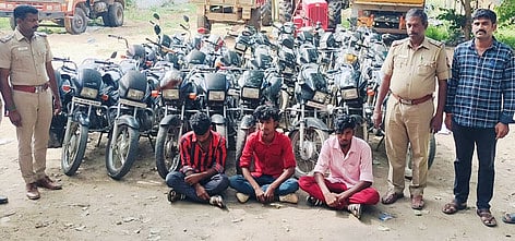 கைதானவா்களுடன்,  பறிமுதல்  செய்யப்பட்ட  இரு சக்கர வாகனங்கள்.