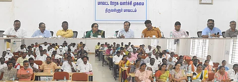 திருவள்ளூா் ஊரக வளா்ச்சி முகமை கூட்டரங்கில் நடைபெற்ற தணிக்கை விழிப்புணா்வுக் கூட்டத்தில் பங்கேற்றோா்.   