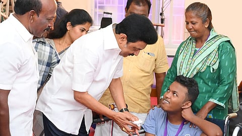 சென்னை சோழிங்கநல்லூா் கண்ணகி நகரில் மாற்றுத்திறனாளிகளுக்கு  மறுவாழ்வு சேவைகள் வழங்குவதற்காக அமைக்கப்பட்டுள்ள விழுதுகள்