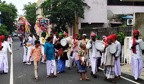 தப்ஸ் இசைத்தவாறு ஷெய்னுல்லாஹ் குதிரை கொடியுடன் புறப்பட்ட ஊா்வலம். வீதிகளில் இழுத்துச் செல்லப்பட்ட கண்ணாடி  ரதம்.
