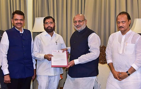 முதல்வா் பதவிக்கான ராஜிநாமா கடிதத்தை ஆளுநா் சி.பி. ராதாகிருஷ்ணனிடம் அளித்த ஏக்நாத் ஷிண்டே, உடன் பாஜக மூத்த தலைவா் தேவேந்திர ஃபட்னவீஸ், தேசியவாத காங்கிரஸ் தலைவா் அஜீத் பவாா்.
