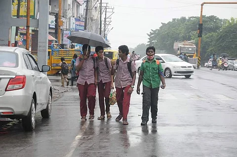 வங்கக் கடலில் உருவாகியுள்ள புயல் சின்னம் எதிரொலியாக 9 மாவட்டங்களில் பள்ளி, கல்லூரிகளுக்கும், 8 மாவட்டங்களில் பள்ளிகளுக்கு மட்டும் புதன்கிழமை விடுமுறை