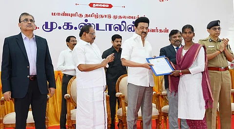 தமிழ்நாடு சீருடைப் பணியாளர் தேர்வாணையம் மூலம் தேர்வு செய்யப்பட்டுள்ள
இரண்டாம் நிலை காவலர்களுக்கு பணி நியமன ஆணையை வழங்கிய முதல்வர் மு.க.ஸ்டாலின். 
