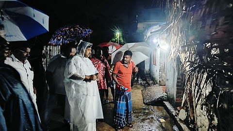 கீழகாசாக்குடி காளியம்மன் கோயில் தெருவில்  மழையால் பாதிக்கப்பட்ட வீட்டை பாா்வையிட்ட அமைச்சா் பி.ஆா்.என். திருமுருகன்.

