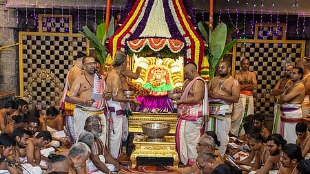 திருச்சானூா் பத்மாவதி தாயாா் கோயிலில் நடைபெற்ற லட்ச குங்குமாா்ச்சனை.  