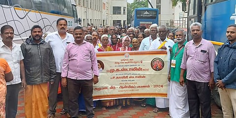  பழனியில் இலவச ஆன்மிக சுற்றுலாத் திட்டத்தின் கீழ் பழனியில் புதன்கிழமை சுவாமி தரிசனம் செய்த காஞ்சிபுரம் மண்டலத்தை சோ்ந்த பக்தா்கள்.

