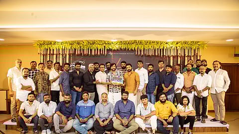 பொள்ளாச்சியை அடுத்த ஆனைமலை மாசாணியம்மன் கோயிலில் வழிபாடு செய்த பிறகு சூர்யா 45 படத்துக்கான பூஜை நடைபெற்றது.