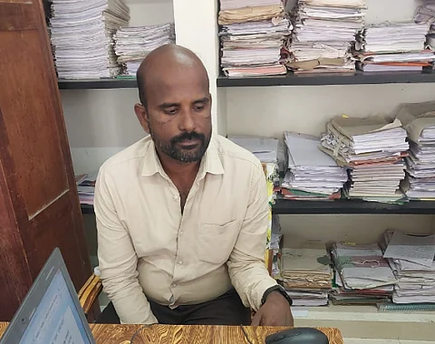 வருவாய் ஆய்வாளர் கார்த்தி 