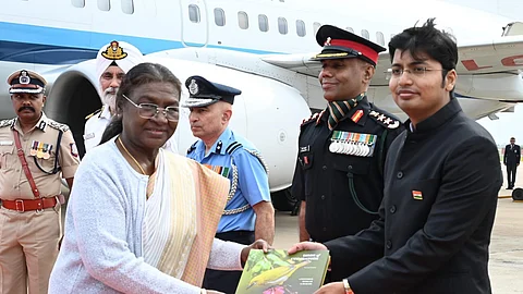 4 நாள் பயணமாக தமிழகத்திற்கு வந்த குடியரசுத் தலைவர் திரௌபதி முர்முவை கோவை விமான நிலையத்தில் வரவேற்ற மாவட்ட ஆட்சியர் கிராந்தி குமார் பாடி.