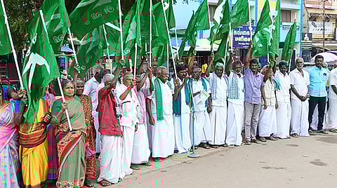  சிவகங்கை அரண்மனை வாயில் முன் வியாழக்கிழமை ஆா்ப்பாட்டத்தில் ஈடுபட்ட காவிரி குண்டாறு பாசன விவசாயிகள் சங்கத்தினா். 

