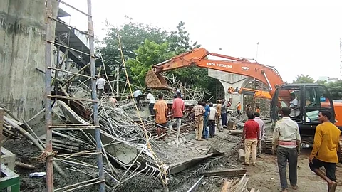 மதுரை கோரிப்பாளையத்தில் மேம்பாலம் கட்டுவதற்காக அமைக்கப்பட்டிருந்த இரும்பு சாரம் பாரம் தாங்காமல் சரிந்து விழுந்தது.