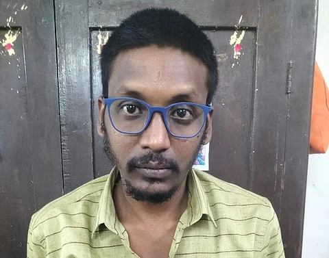 ஆள் மாறாட்டம் செய்த வழக்கில் கைது செய்து சிறையில் அடைக்கப்பட்டுள்ள தினேஷ்குமார். 