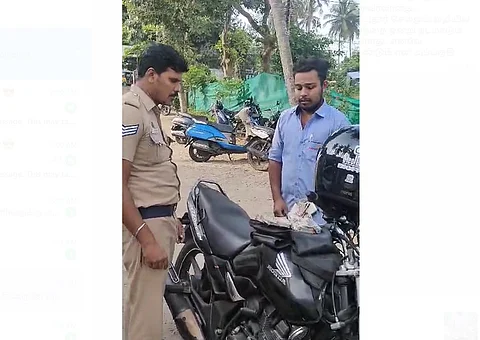 சாலையில் கிடந்த பணத்தை  நோ்மையாக போலீசார் மூலம் உரியவரிடம் ஒப்படைத்த  தேவம்பாடி வலசு பகுதியைச் சேர்ந்த சந்தோஷ்குமார்.