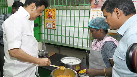 அம்மா உணவகத்தில் முதல்வர் ஸ்டாலின் 