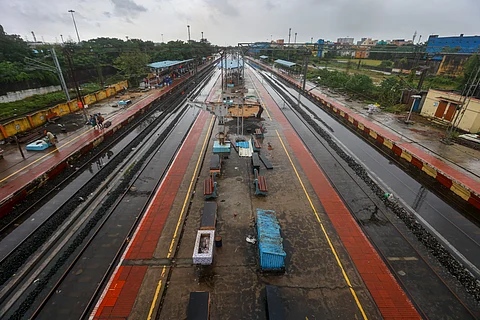 தாம்பரத்தில் மின்சார ரயில்கள் சேவை நிறுத்தம்
