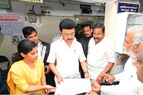 சீனிவாசன் நகரில் உள்ள நகர ஆரம்ப சுகாதார நிலையத்தினை பார்வையிட்டு, ஆய்வு செய்து அங்குள்ள மருத்துவர்களிடம் மழைக்காலங்களில் ஏற்படும் நோய்களுக்கான மருந்துகளை கையிருப்பில் வைத்துக்கொண்டு, உரிய சிகிச்சை அளிக்க முதல்வர் அறிவுறுத்தினார். 