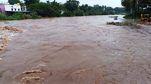  ஒடுகத்தூா் அருகே உத்திர காவிரி ஆற்றில் ஏற்பட்டுள்ள வெள்ளப் பெருக்கு.