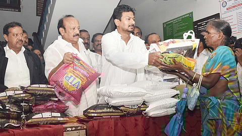  கடலூா் பாதுகாப்பு மையத்தில் தங்க வைக்கப்பட்டுள்ளவா்களுக்கு நிவாரணப் பொருள்களை ஞாயிற்றுக்கிழமை வழங்கிய துணை முதல்வா் உதயநிதி ஸ்டாலின்.