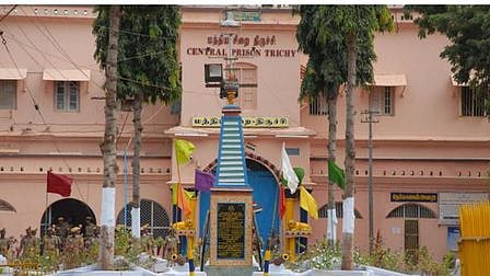 சிறை வளாகத்தில் கைதிகளுக்கு கோல்டன் ஹவா்ஸ் எனப்படும் உரிய நேரத்தில் முறையான சிகிச்சைகள் மற்றும் மன நல ஆலோசனைகள் கிடைப்பதில்லை. இதனால் கைதிகள் உயிரிழப்பது அதிகரித்து வருவதாகக் கூறப்படுகிறது.