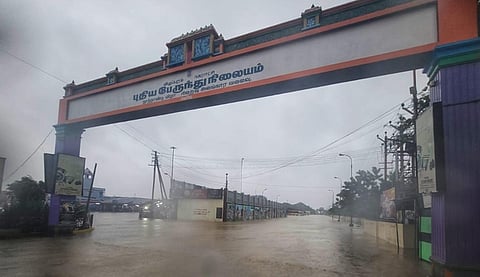 கடல் போல் காட்சியளிக்கும் விழுப்புரம் பேருந்து நிலையம்.