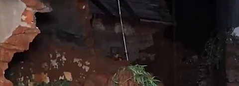 திருவண்ணாமலையில் வீடுகள் மீது பாறைகள் சரிந்து விழுந்து தரைமட்டமானதால் 7 பேர் வீடுகளுக்குள் சிக்கித் தவித்து வரும் சம்பவம் தமிழகத்தில் பெரும் அதிா்வலையை ஏற்படுத்தி உள்ளது.