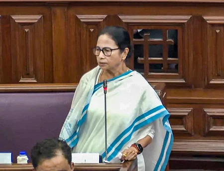 சட்டப்பேரவையில் திங்கள்கிழமை உரையாற்றிய முதல்வா் மம்தா பானா்ஜி.