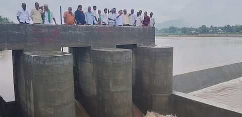 சின்னச்சேரி பாலாற்று தடுப்பணையிலிருந்து வெளியேறும் உபரிநீரை பாா்வையிட்ட எம்எல்ஏ அ.செ. வில்வநாதன். 