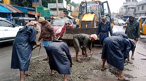 மழை ஓய்ந்த நிலையில் காஞ்சிபுரத்தில் சாலைகளை சீரமைத்த நெடுஞ்சாலைத்துறை பணியாளா்கள்.