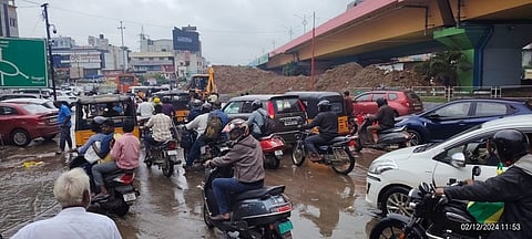 தேங்கிய மழைநீரால்  ஏற்பட்ட போக்குவரத்து நெரிசல். 