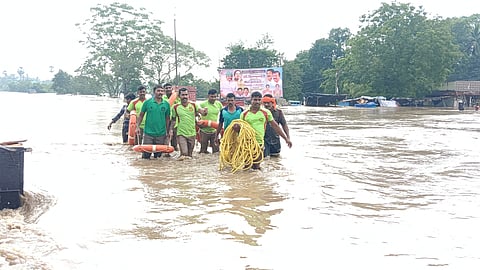 திருச்சி-சென்னை தேசியநெடுஞ்சாலையில் விழுப்புரம் அருகிலுள்ள அரசூரில் சாலையின் மையப் பகுதியில் பொதுமக்களை மீட்க செல்லும் தீயணைப்பு மற்றும் மீட்புப்பணி வீரர்கள்.
