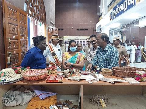 திருவாரூரில் நடைபெற்ற நெகிழிக்கு மாற்றுப் பொருள்கள் கண்காட்சியை பாா்வையிடுகிறாா் மாவட்ட ஆட்சியா் தி.சாருஸ்ரீ.