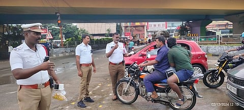 வேலூா் கிரீன் சா்க்கிள் பகுதியில் தலைக்கவசம் அணியாமல் வந்த இரு சக்கர வாகன ஓட்டிகளுக்கு அபராதம் விதித்த போக்குவரத்து போலீஸாா்.

