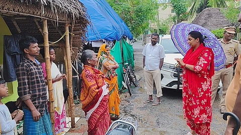 கோட்டுச்சேரி  தென்கரை பகுதியில் பாதிக்கப்பட்ட குடும்பத்தினரை சந்தித்துப் பேசிய சட்டப்பேரவை உறுப்பினா் சந்திர பிரியங்கா.