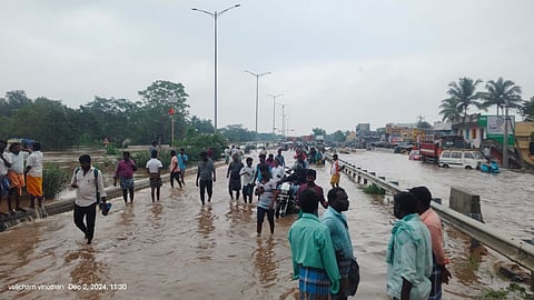 சென்னை - திருச்சி தேசிய நெடுஞ்சாலையில் போக்குவரத்து நிறுத்தம்