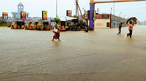 தொடர் கனமழையால், மழைநீர் தேங்கி குளம்போல காட்சியளிக்கும் விழுப்புரம் புதிய பேருந்து நிலையம்.