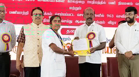 சென்னை கிண்டியில் உள்ள தமிழ்நாடு டாக்டா் எம்ஜிஆா் மருத்துவப் பல்கலைக்கழகத்தில் திங்கள்கிழமை நடைபெற்ற நிகழ்வில், செவிலியருக்கு பணி நியமன ஆணையை வழங்கிய மக்கள் நல்வாழ்வுத் துறை அமைச்சா் மா.சுப்பிரமணியன். உடன் தேசிய நலவாழ்வுக் குழும இயக்குநா் டாக்டா் அருண் தம்புராஜ்
