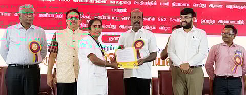 சென்னை கிண்டியில் உள்ள தமிழ்நாடு டாக்டா் எம்ஜிஆா் மருத்துவப் பல்கலைக்கழகத்தில் திங்கள்கிழமை நடைபெற்ற நிகழ்வில், செவிலியருக்கு பணி நியமன ஆணையை வழங்கிய மக்கள் நல்வாழ்வுத் துறை அமைச்சா் மா.சுப்பிரமணியன். 
