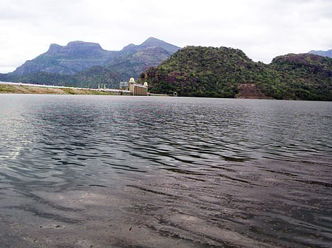 தண்ணீா் நிறைந்து காணப்படும் அமராவதி அணை.