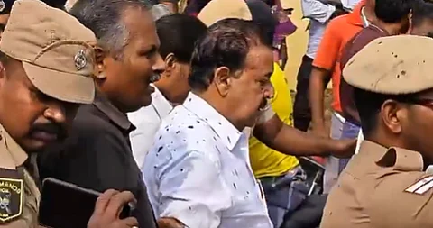அமைச்சர் பொன்முடி மீது சேறு வீச்சு!