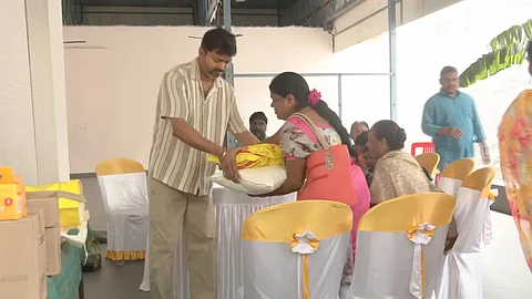 புயலால் பாதிக்கப்பட்டவர்களுக்கு நிவாரண உதவி வழங்கிய விஜய்.