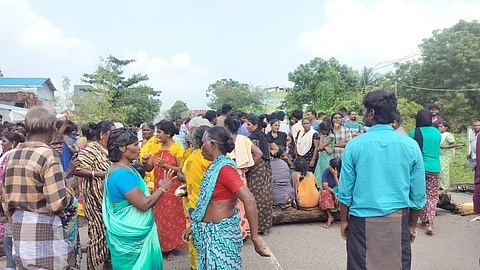 அயினம் பாளையம் ஈடுபட்ட மக்கள். 