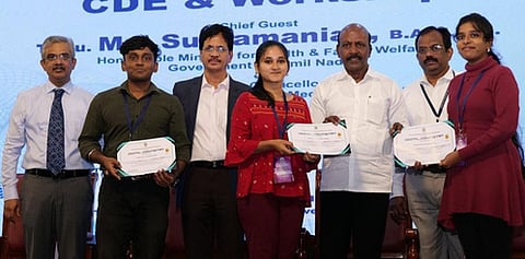 சென்னை கிண்டியில் உள்ள தமிழ்நாடு டாக்டா் எம்ஜிஆா் மருத்துவப் பல்கலைக்கழகத்தில் செவ்வாய்க்கிழமை நடைபெற்ற விழாவில்  மாணவா்களுக்கு சான்றிதழ் வழங்கிய அமைச்சா் மா.சுப்பிரமணியன். உடன், பல்கலைக்கழக துணைவேந்தா்  கே.நாராயணசாமி, பதிவாளா் பி.ஆறுமுகம், கோயம்புத்