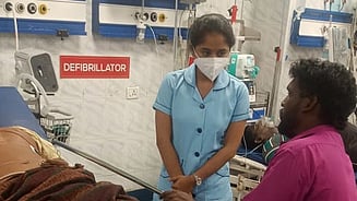 தீவிர சிகிச்சைப் பிரிவில் உள்ள நோயாளியின் உடனாளரிடம் அவரது குறைகளை கேட்டறியும் மருத்துவ ஆலோசகா்.