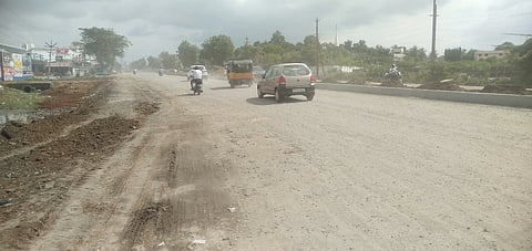  திருநெல்வேலி தெற்கு புறவழிச்சாலை பணி முடிவடையாததால் புழுதி பறக்கும் சாலையில் செல்லும் வாகன ஓட்டிகள். 