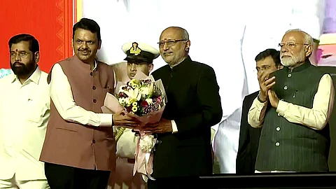 பிரதமர் நரேந்திர மோடி முன்னிலையில் தேவேந்திர ஃபட்னவீஸ் முதல்வராக பதவி ஏற்கும் நிகழ்ச்சி, மும்பை ஆசாத் மைதானத்தில் வெகு விமரிசையாக நடைபெற்றது. இதில் ஆளுநர் சி. பி. ராதாகிருஷ்ணன் பதவிப் பிரமாணம் செய்து வைத்தார். அருகில் சிவசேனை தலைவர் ஏக்நாத் ஷிண்டே மற்றும் பலர்