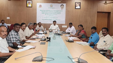 அமைச்சா் மு.பெ.சாமிநாதன் தலைமையில் நடைபெற்ற ஆய்வுக் கூட்டத்தில் கலந்துகொண்ட ஆட்சியா் தா.கிறிஸ்துராஜ் உள்ளிட்டோா்.